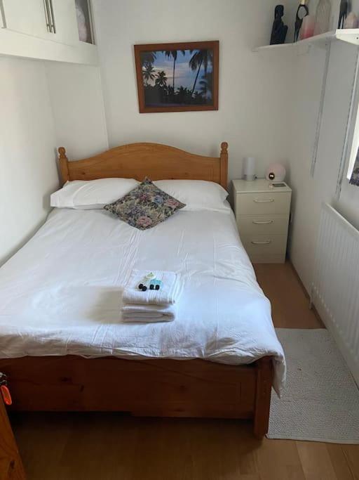 Tranquil 1 Bedroom 30 Mins To Heathrow Apartment Hanworth